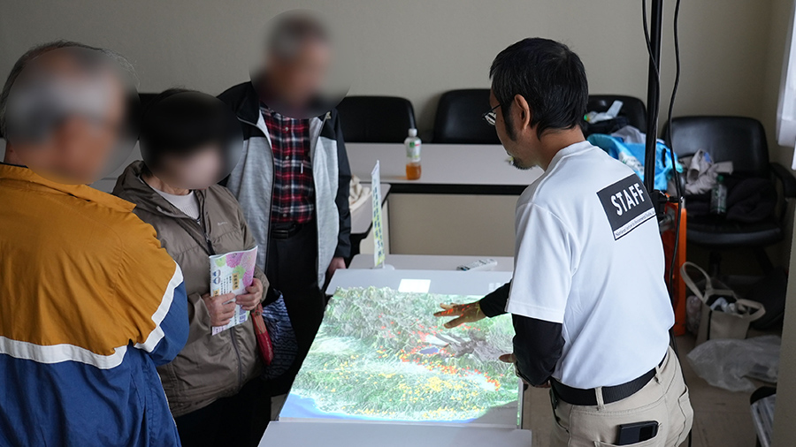 三島町民に3Dふくしまを説明する様子