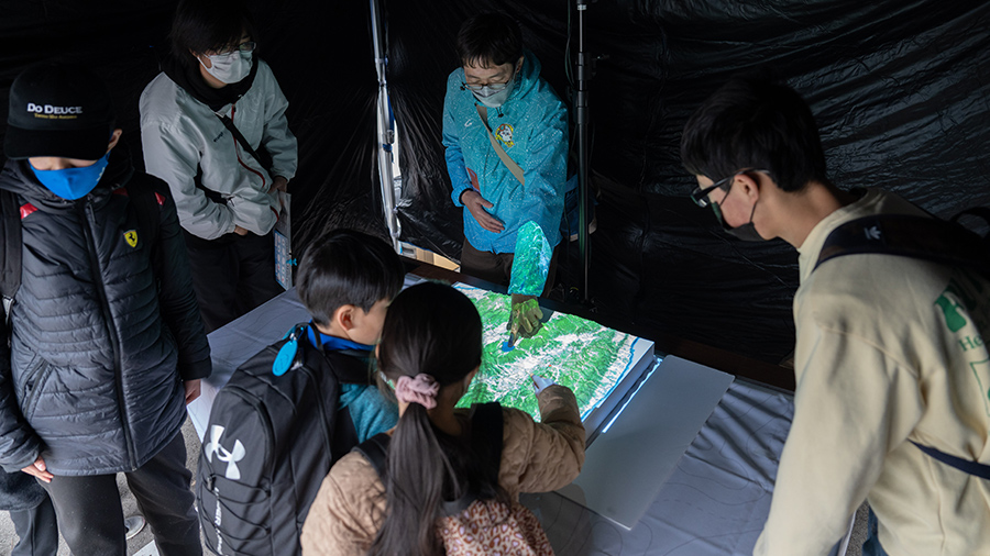 子どもたちに解説する五味室長