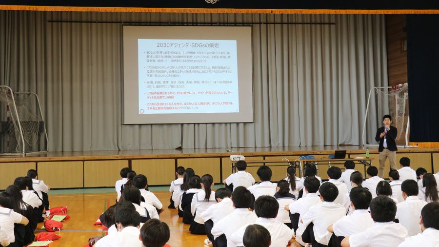 多くの生徒の皆さんの前で講義を行う様子