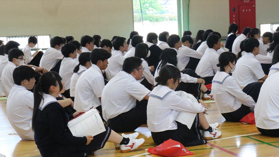 熱心に講義を聴く生徒の皆さん