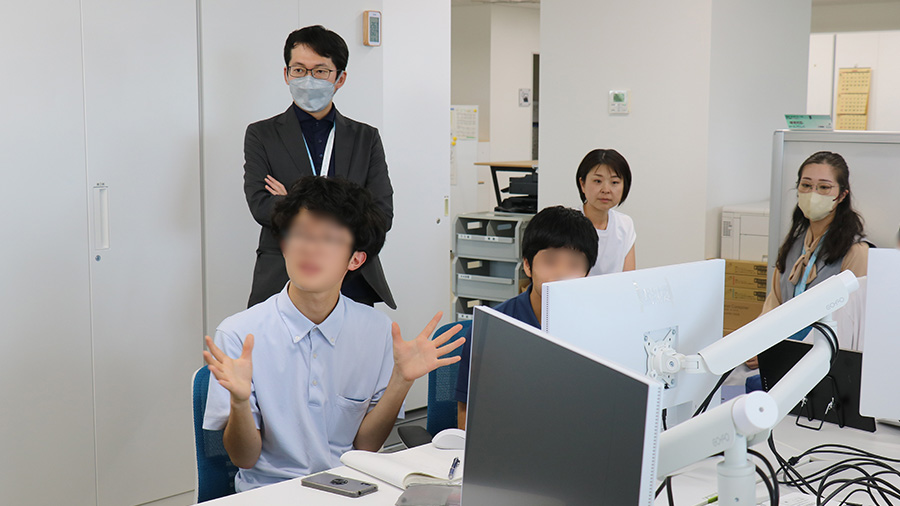 演習の成果を発表する高校生