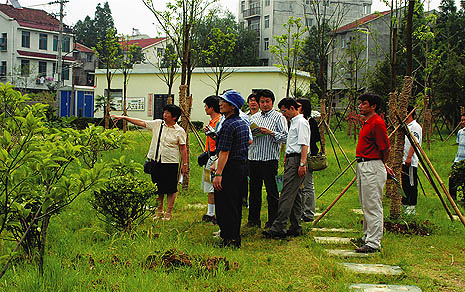 �ʐ^�P�@�����s�x�O�̕��U�^�����r���������f���{�݌��w�̗l�q�i2006�N�U���j