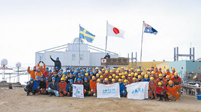 �ʐ^�P�@��48���z�~���i�w�����b�g�j�C��49���z�~�E�đ��i���w�����b�g�j�C�u���点�v������g���i�I�����W�w�����b�g�j������Ă̋L�O�ʐ^�@�����̎����a��n��K��Ă����C�����g���o�[�X���s���I�����΂���̃X�E�F�[�f������̌����Ȋw�҂ƁC���N��t�őޖ�����u���点�v�ɂ�����ė��N�̏��a��n�ւ̗A����S�����邽�߁C���a��n�֎��@�ɗ��Ă����C�I�[�X�g�����A�ӕX�D�̃A�C�X�p�C���b�g�̕����܂߁C�������f�g���ꂽ�B��