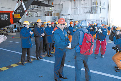 �ʐ^�Q�@�u���点�v�֍~�藧�����Ƃ��̊��}���i�@�������ŉ�X�z�~����l��l�Ɉ�������Ă���Ă���̂��i��u���点�v�͒��B���ɕ���ł���̂́C�u���点�v�����m���B��