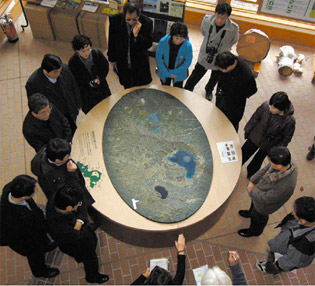 �쓒�G�R�~���[�W�A���Z���^�[�Ŗ����΂̐��藧���Ȃǂɂ���(��)���R�������c�̓��]��C�̐����𕷂���s