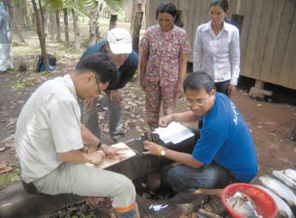 ���΂���邽�ߋ��̓������ŗ��Ƃ���ƂɌ����錻�n�̐l�X�i�J���{�W�A�j