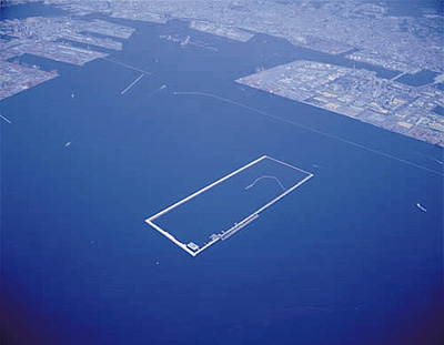 写真１　遮水護岸のみができあがった海面最終処分場（大阪湾広域臨海環境整備センターホームページより引用）面積約88ha、縦1600m×横550m