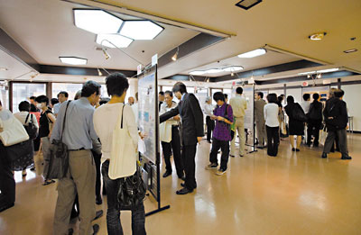 ���s���̃|�X�^�[�Z�b�V�����B�����҂Ƃ��q�l�Ƃ̖��ȃR�~���j�P�[�V��������햡�ł��B