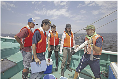 �ʐ^�P�@�����p�̖k���̊ϑ��n�_�ɂāA���[�ʂ̐����≖���A�n���_�f�Z�x�iDO�j�𑪒肷�鐅���ϑ��@��̐����B�u���A���̑D�̐^���̊C��t�߂ɂ͎_�f���قƂ�ǂȂ��B����ł́A����ނ������Ă����Ȃ��B�v