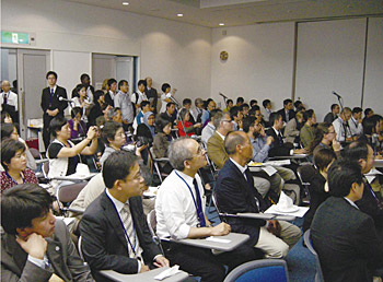 �o�X�o�[�K�[��H�ׂȂ���M�S�ɔ��\�𕷂�����҂̊F����