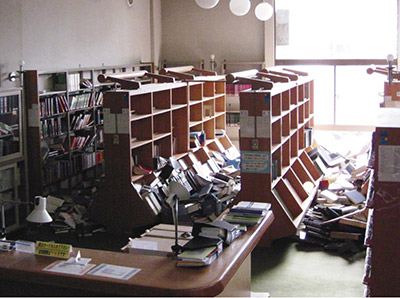 �ʐ^�@�n�k�̗h��ɂ�葽���̖{���������A�댯�ȏ�ԂƂȂ�܂����B