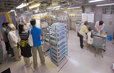 �ʐ^�Q�@�X�e�[�V������ʌ��J�̗l�q