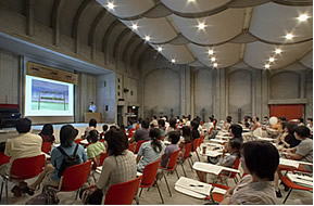 �ʐ^�F���Ζ{�\���Ō������{�݈�ʌ��J�i�Ă̑���J�j�̏󋵁i�P�W�N�V���j