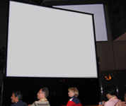 「学会会場の巨大スクリーン」の写真