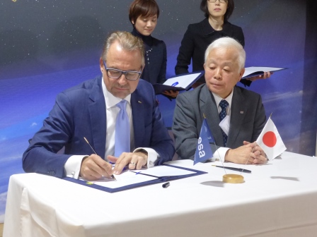 Signing Ceremony with ESA: ESA Director Mr. Aschbacher (left) and JAXA President Dr. Okumura (right)

