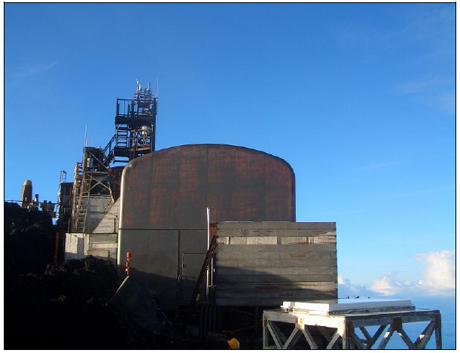 �ʐ^�Q�A�ϑ����k��3�����ɂƒ����^���N�̈͂��i�q���A���e�i���ݒu����Ă���j