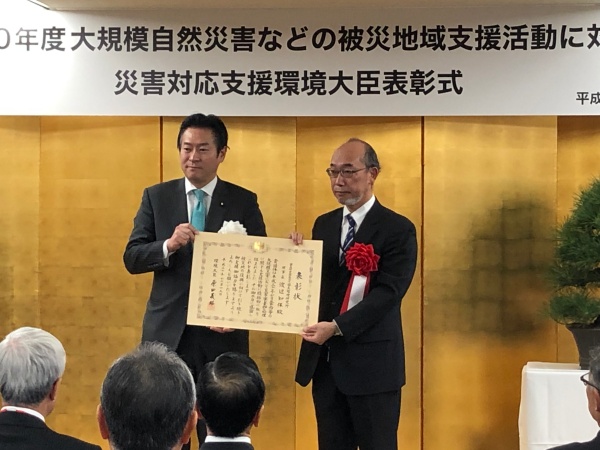 あきもと司副大臣より表彰状を授与される立川裕隆国立環境研究所理事の写真