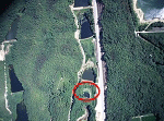 里山に囲まれた、ため池の航空写真