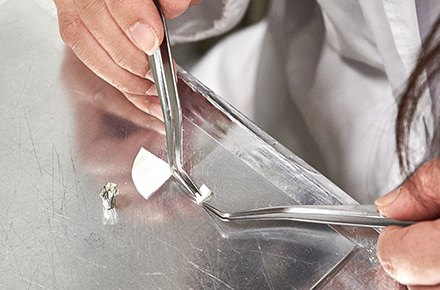 元素分析のために懸濁態の付着したガラス繊維濾紙をスズカップに詰める作業