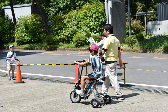 モビリティに試乗する子供