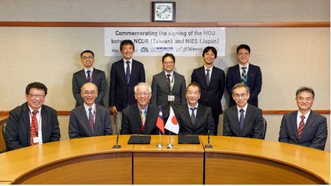 Commemorative photo of the parties involved