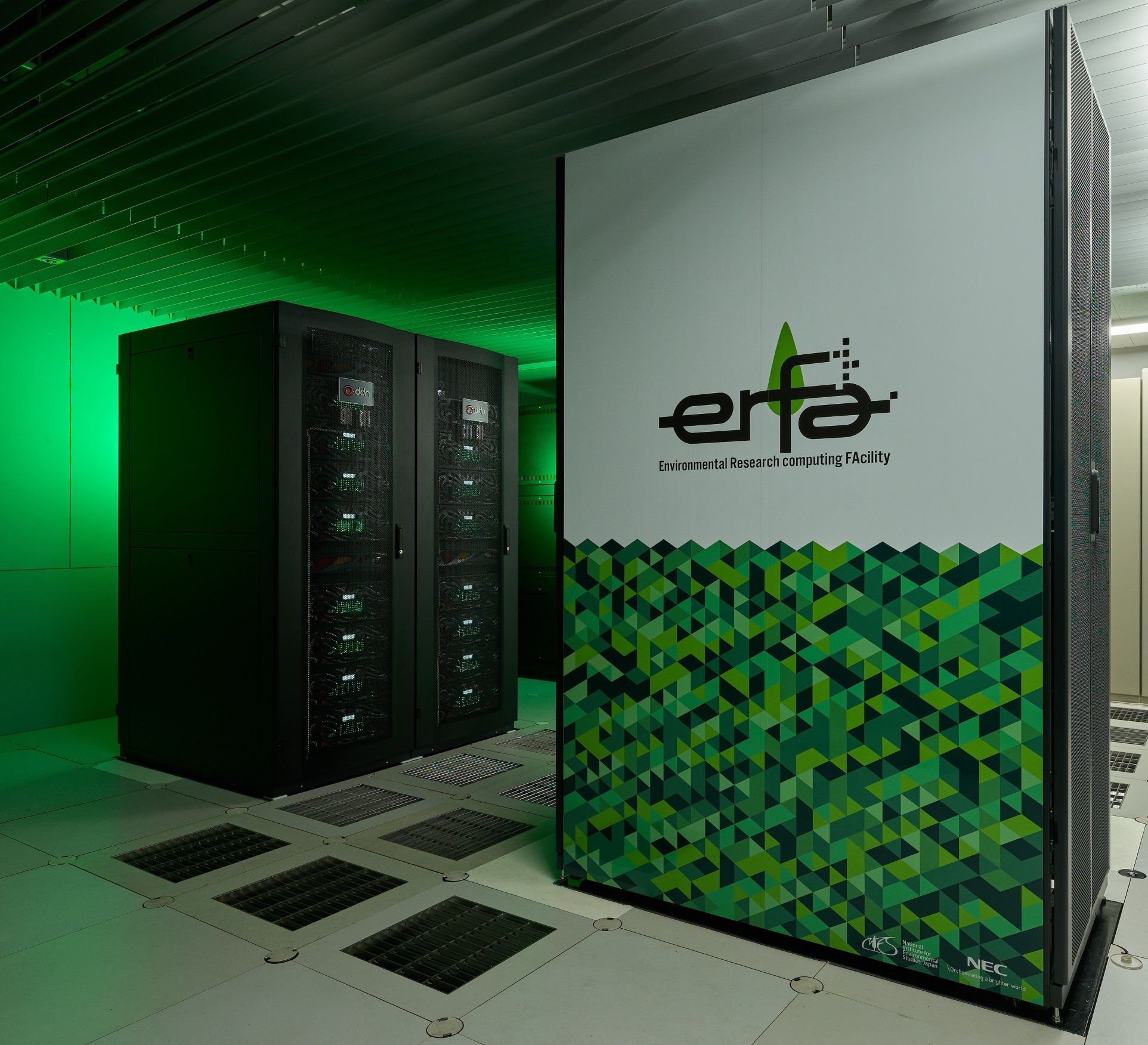 写真：【右】ベクトル計算ノード群（NEC製SX-Aurora TSUBASA C403-8）、【左】大容量ファイルシステム（DDN製 ES400NVX2、総容量18PB）、ともに2026年3月より稼働