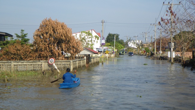 A flooded urban district (Photo by Tomonori Ishigaki, Senior Researcher of Center for Material Cycles and Waste Management Research, NIES)