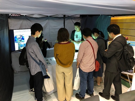 福島プロジェクションマッピング 3Dふくしまを来場者に説明する様子