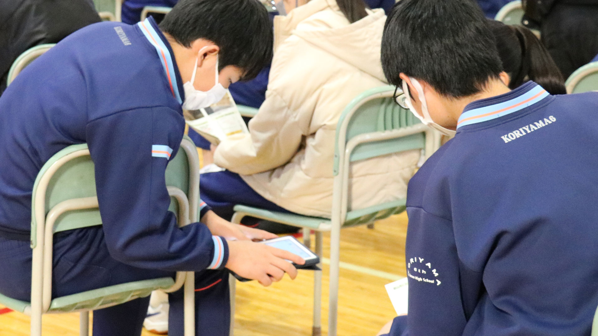 生徒がタブレットを扱っている写真