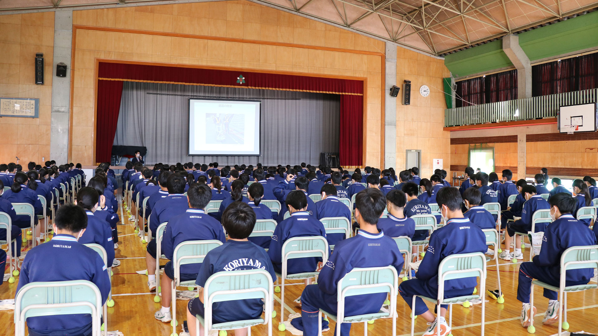 体育館で講義する全体の様子