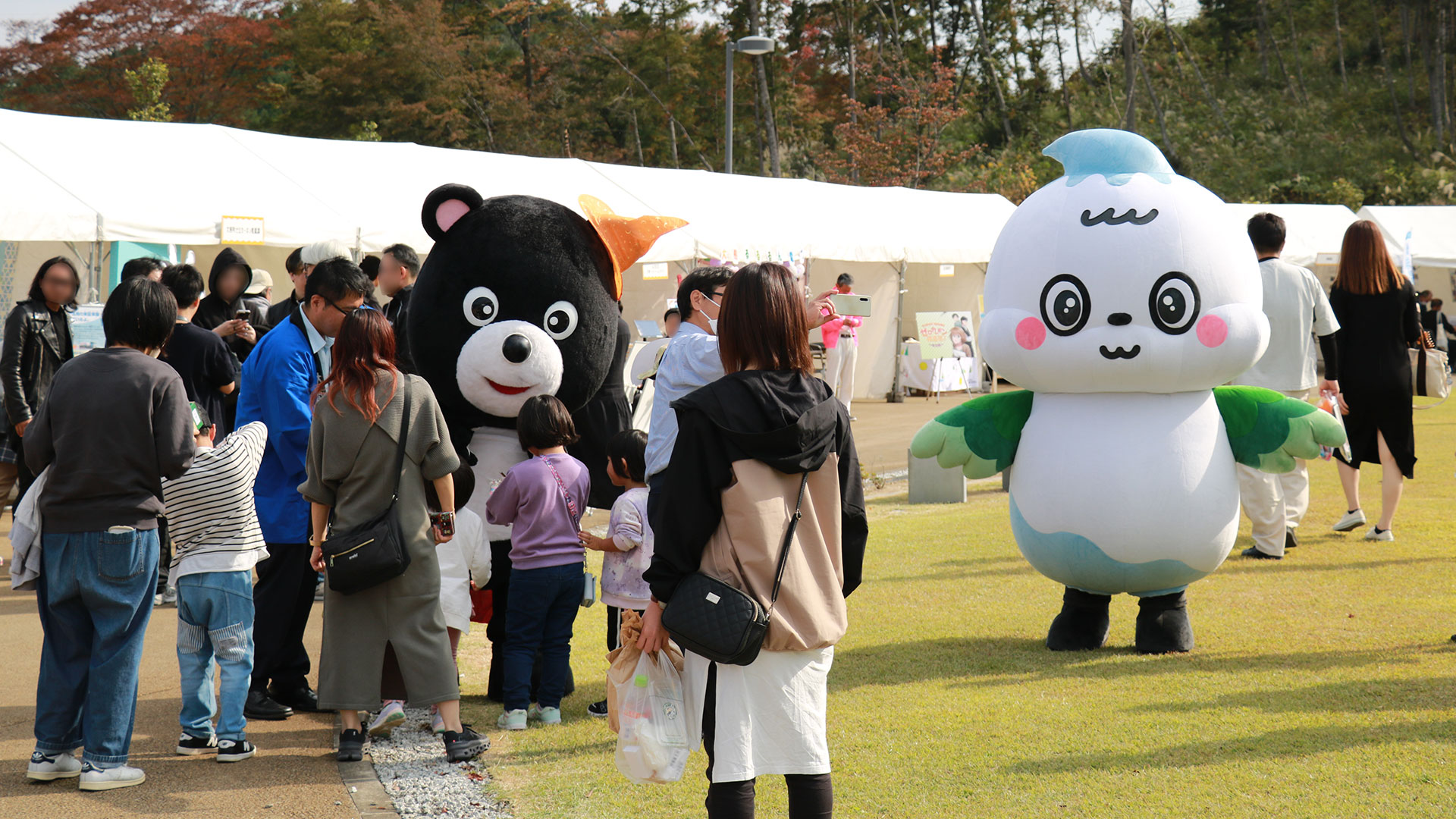 ハロウィンのお菓子を配り大人気のまあちゃんに対し、配るお菓子がなくて悲しそうなふれっく