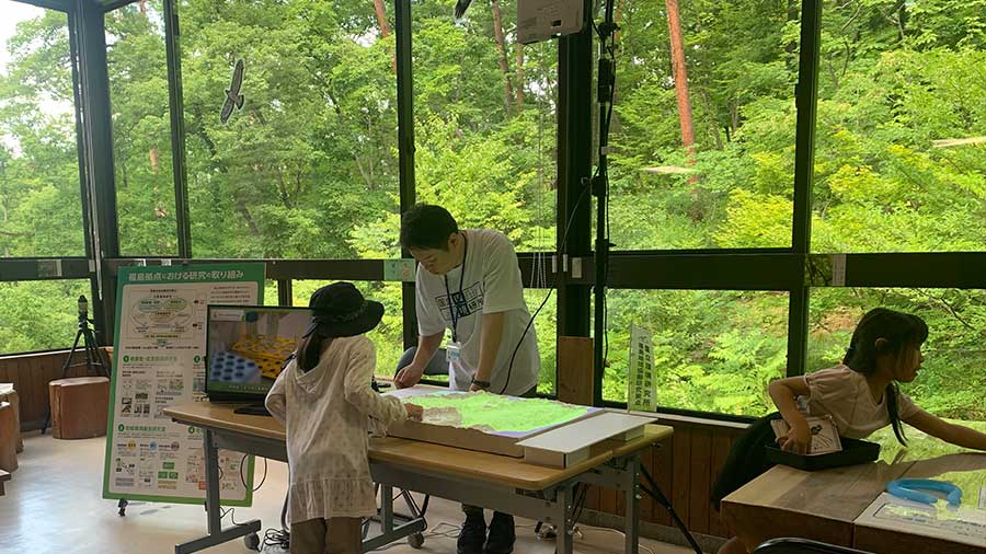 子どもに3Dふくしまを説明する様子