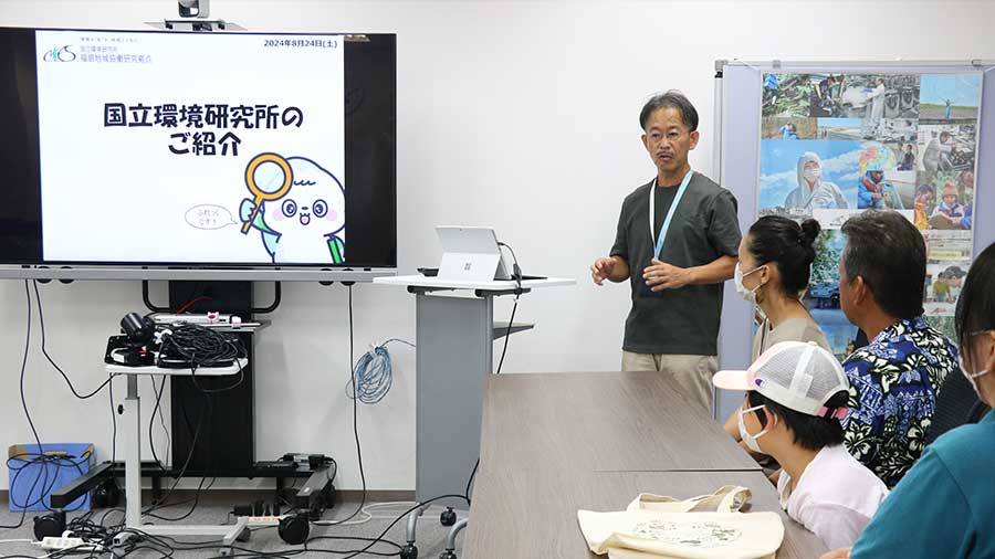 参加する親子に研究所について説明する林研究グループ長