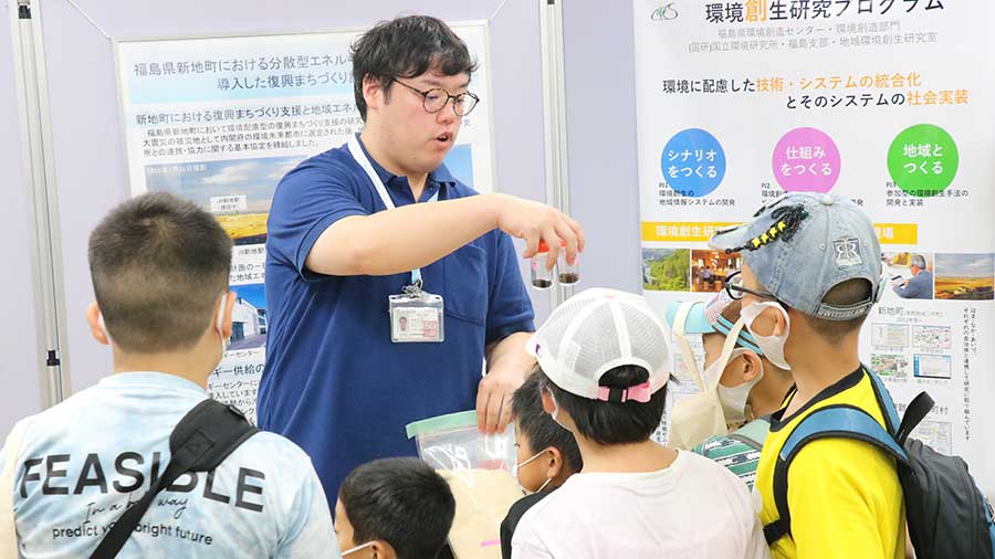 子どもたちに説明する田中特別研究員