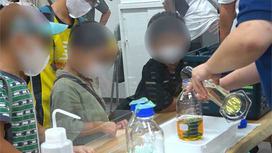 実験を観察する子どもたち