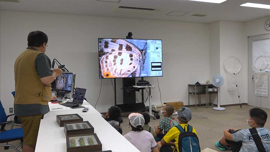 子どもたちに説明するJo高度技能専門員
