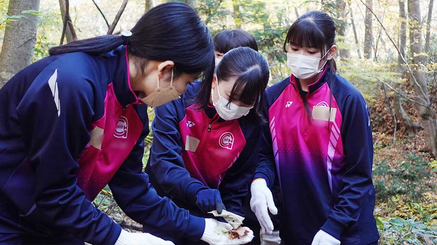 山の学校でのあさか開成高校の生徒の様子