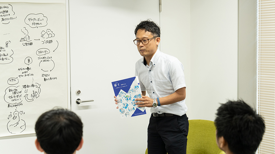 リーフレットを手に紹介する大西主任研究員