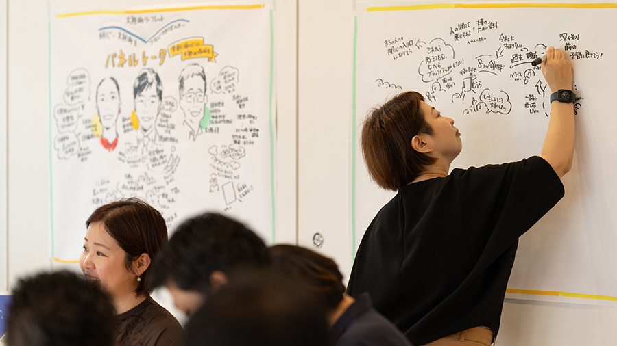 グラフィックレコーディングを描く玉有さん