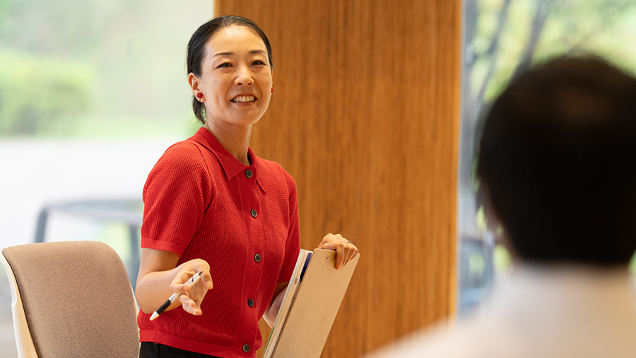発言する佐藤亜紀さん