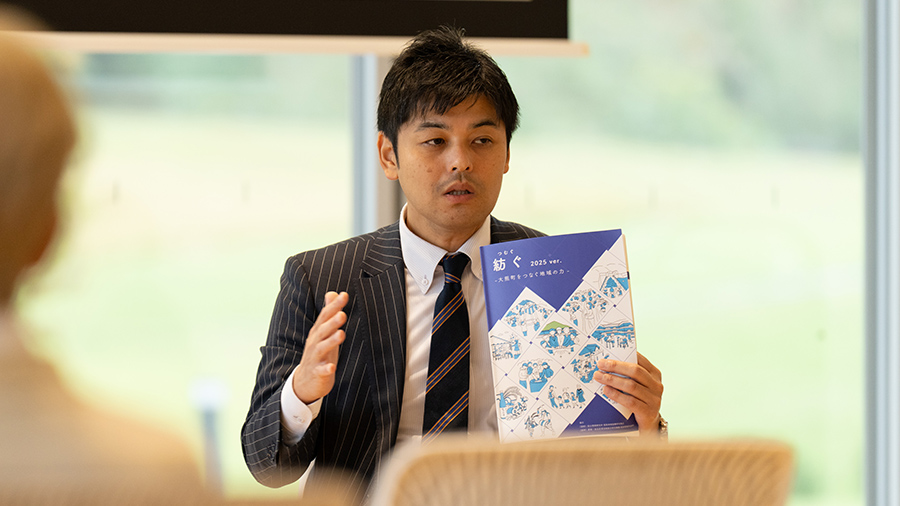 リーフレットについて語る南郷さん