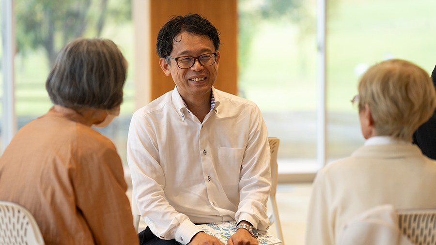 参加者の方と笑顔で対話する大西さん