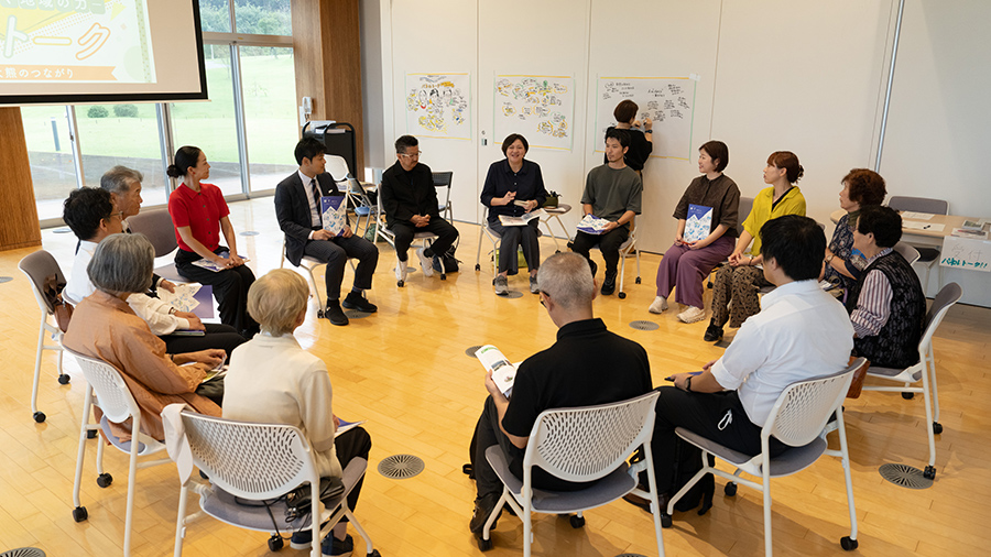一つの大きな円になって対話する参加者の皆さん