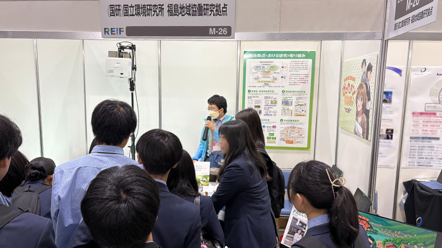 高校生の見学ツアーの様子