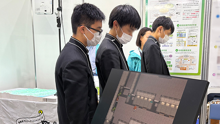 ゲームをプレイする高校生