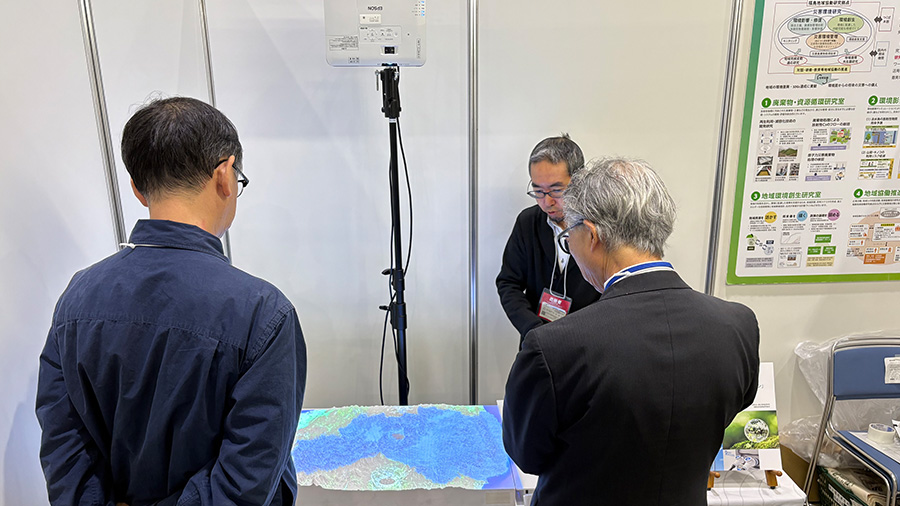 他の研究所の研究者がブースを訪れた様子