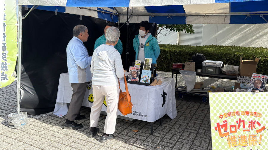 ３Dふくしまを見ながら説明を聞く家族の様子