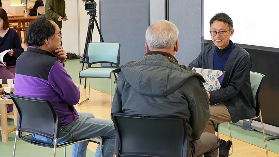 参加者と話す大西主任研究員の写真
