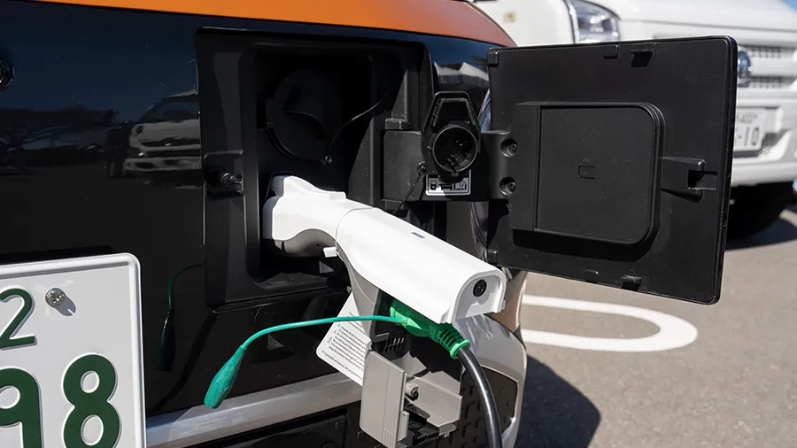 電気自動車を電源として使用する様子