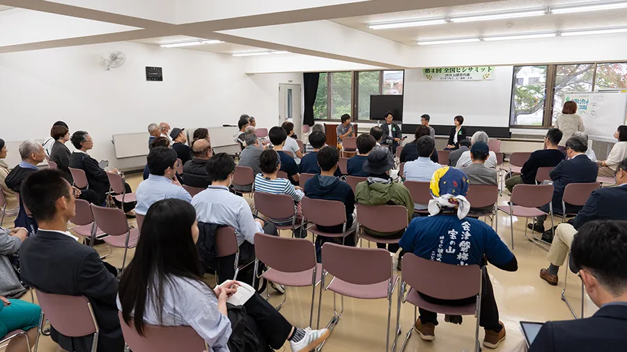 講演会場と来場者
